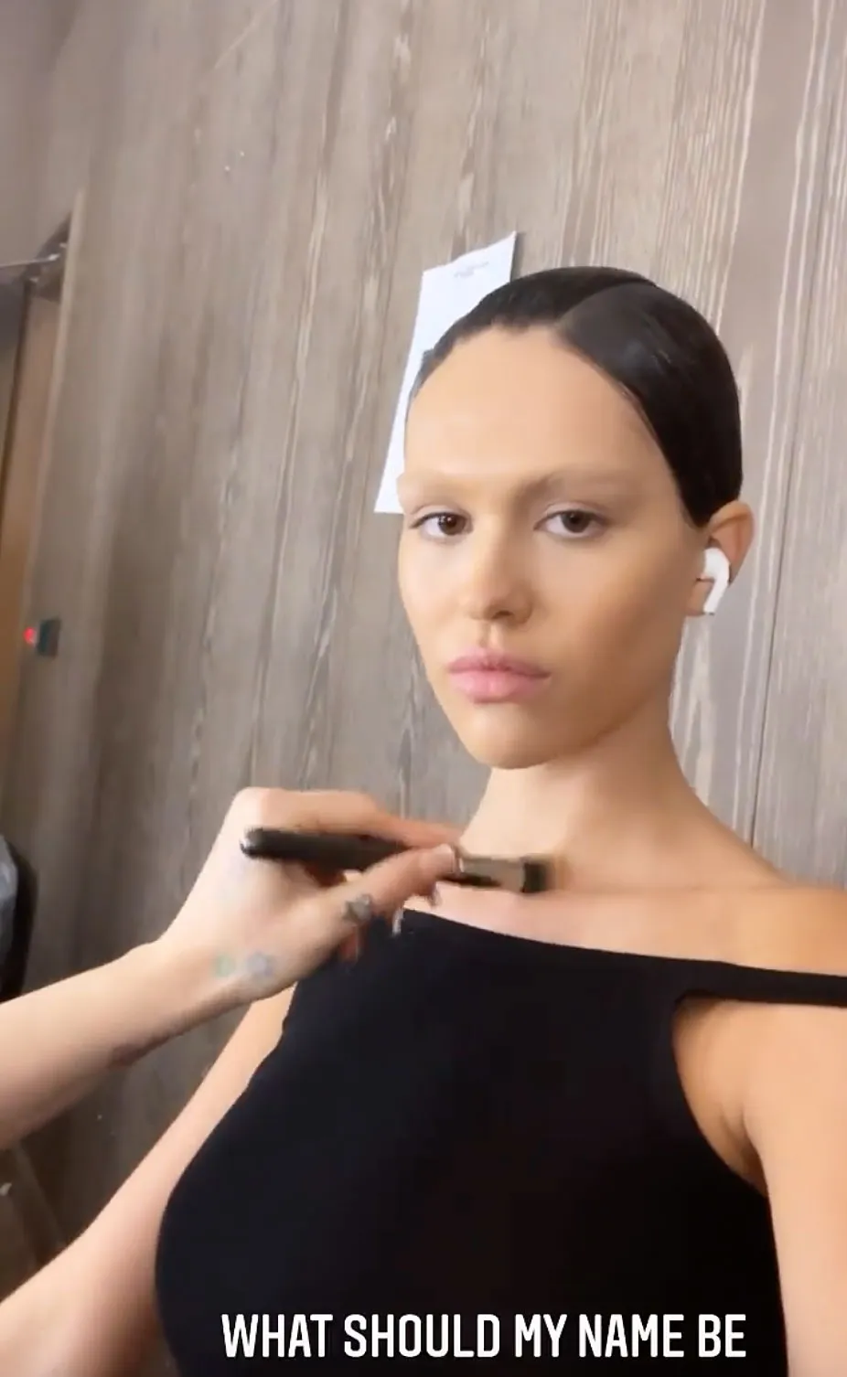 Amelia Gray Hamlin Looks Unrecognizable After Her Bleaching Eyebrow for London Fashion Week