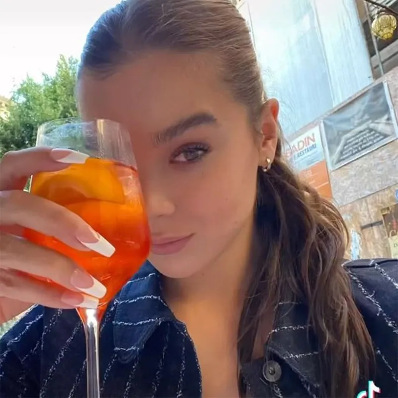 Hailee Steinfeld They Dine Al Fresco Just Like Us