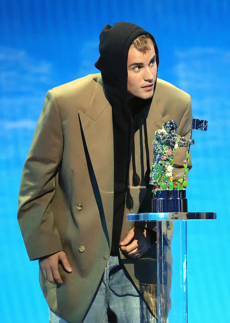 Justin Bieber Wins VMAs 2021