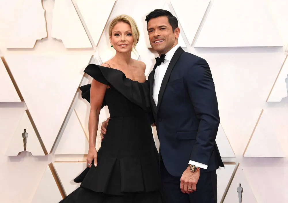 Kelly Ripa Insists Husband Mark Consuelos Doesn&rsquo;t Wear Eyeliner 2