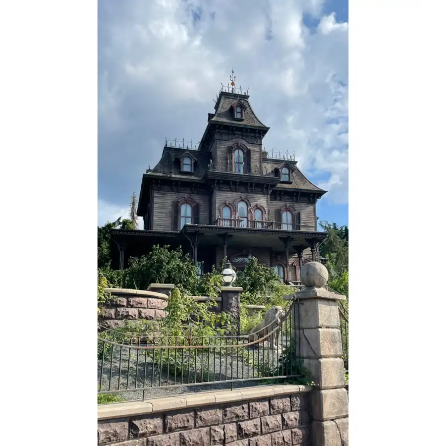 Kourtney Kardashian and Travis Barker Take Romantic Trip to Disneyland Paris 3