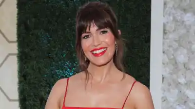 Mandy Moore Eats Pizza Naked After Emmys