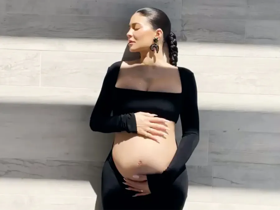Pregnant-Kylie Jenner Puts Her Baby Bump Full Display Teeny Crop Top