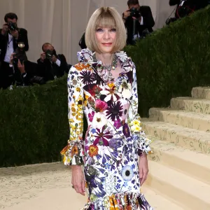 MET GALA 2021 Shes Here See Anna Wintours Jaw Dropping Met Gala Gown