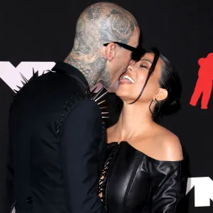 VMAs 2021 That PDA! Kourtney Kardashian and Travis Barker Kiss on VMAs Red Carpet