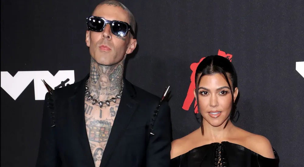 VMAs 2021 That PDA! Kourtney Kardashian and Travis Barker Kiss on VMAs Red Carpet