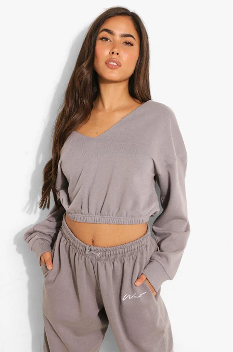 boohoo-fall-outfits-crop-sweatshirt
