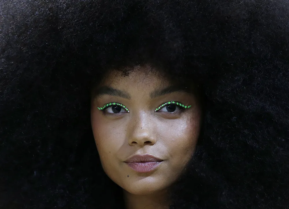 whitney-peak-met-gala-eyes