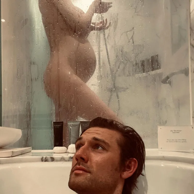 Toni Garrn and More Celebrities Posing Nude While Pregnant