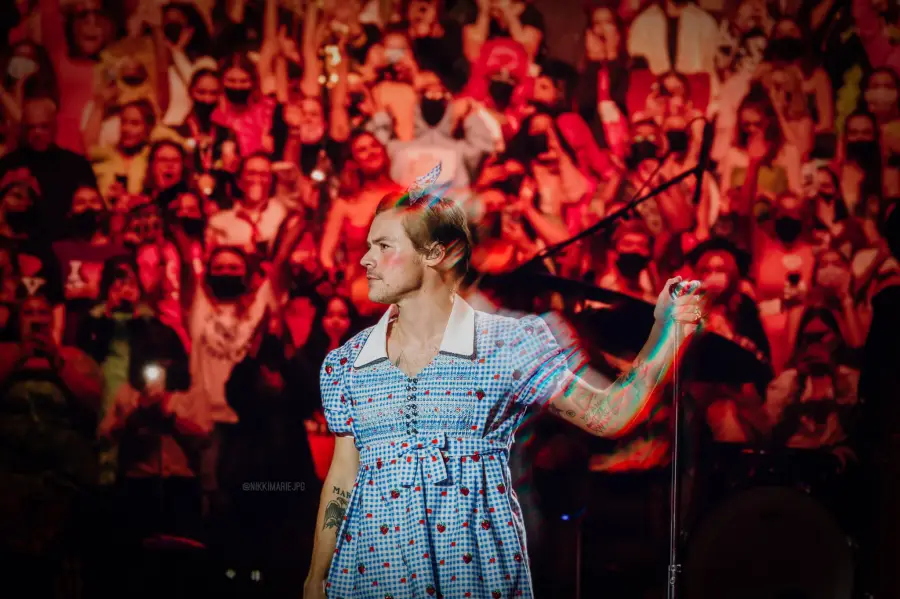 Harry Styles Performs in Dorothy Costume Halloween 2021