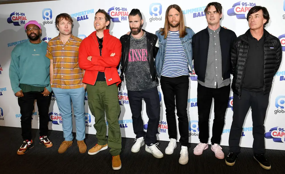 How Adam Levine Reacted to Maroon 5 Fan Rushing the Stage to Hug Him 2