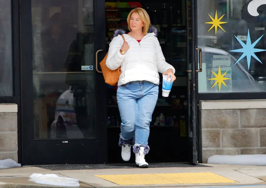 Renee Zellweger Looks Unrecognizable as Pam Hupp for NBC Upcoming Show The Thing About Pam 11