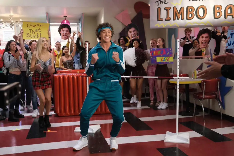 They're Back! 'Saved by the Bell' OG Cast Reunites in 1st Season 2 Photos