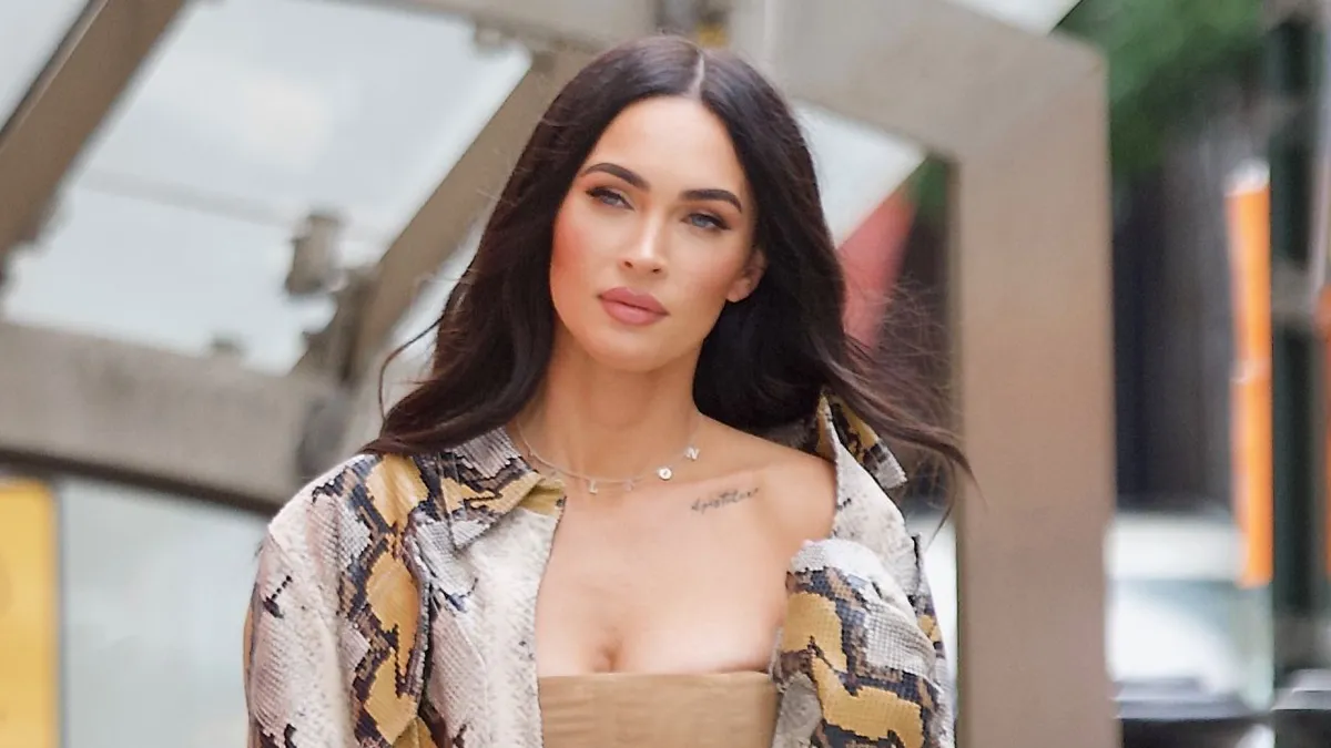 megan-fox-dry-sheet-mask