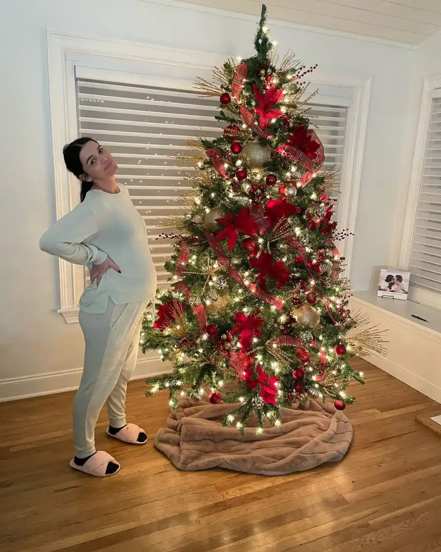 Bachelor's Pregnant Raven Gates Shares Baby Bump Photos Ahead of 1st Child Happy Holidays