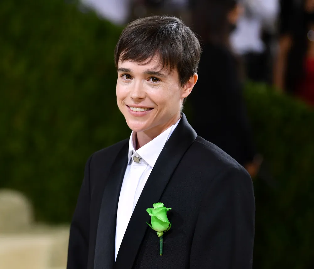 Elliot Page Shows Off 6-Pack Abs in Proud Shirtless Selfie 2