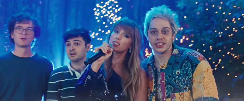 Pete Davidson Enlists Taylor Swift for &lsquo;SNL&rsquo; Sketch and Pokes Fun at His Celebrity Status