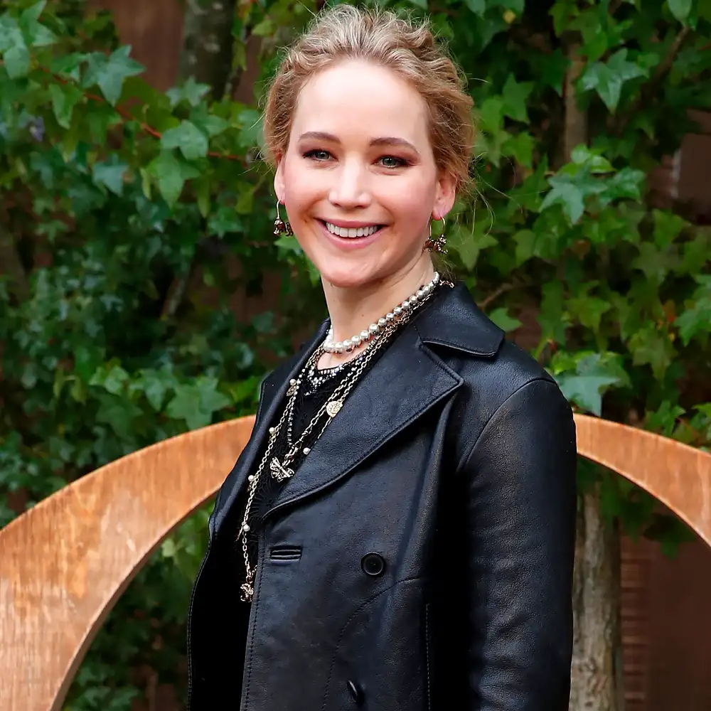 Pregnant Jennifer Lawrence Shows Baby Bump Progress: Video
