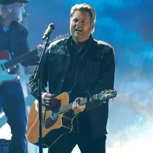 Sing It Blake Shelton Gives Edgy Performance 2021 CMA Awards