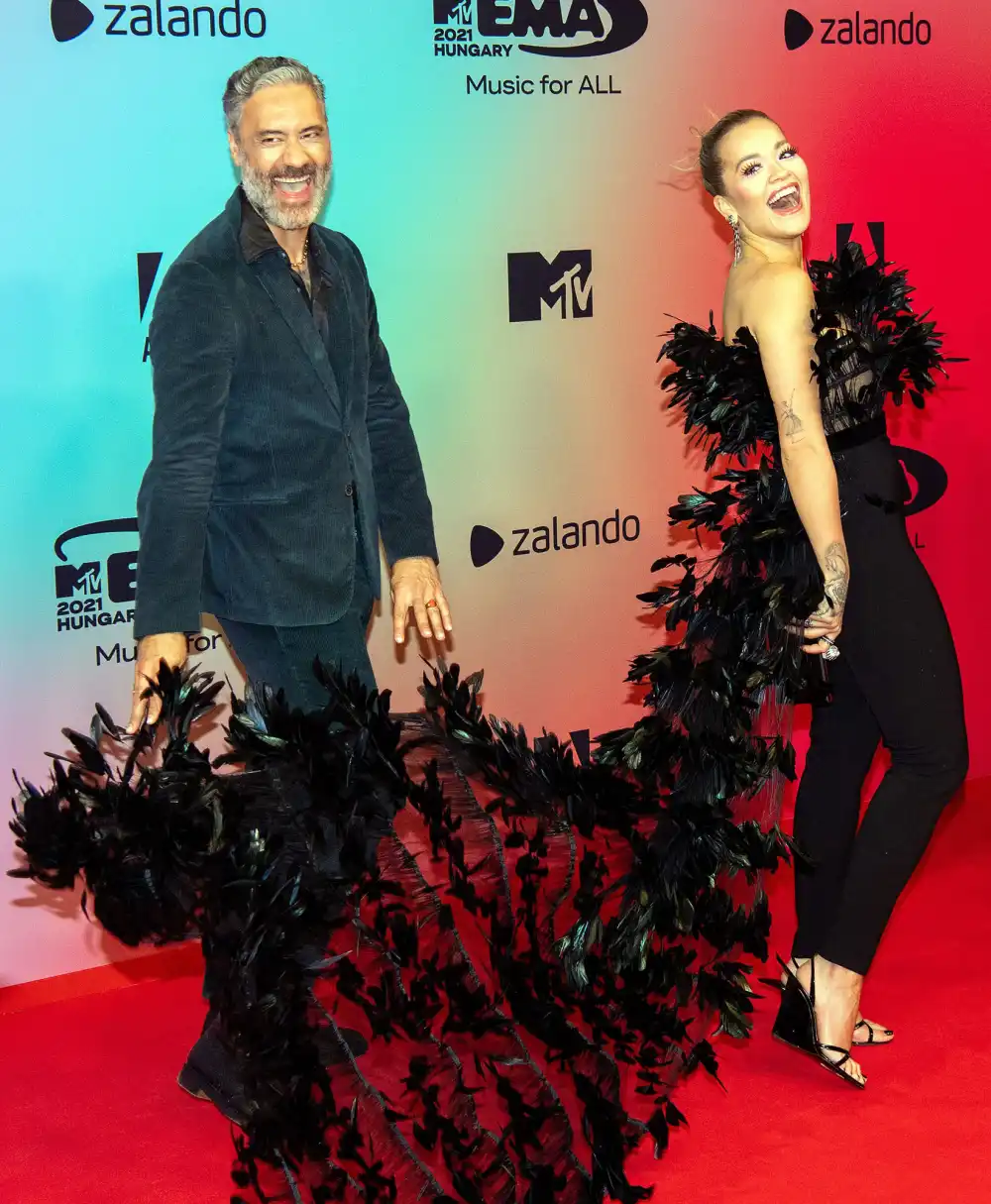 To the Rescue Taika Waititi Fixes Girlfriend Rita Ora&rsquo;s Dress on 2021 EMAs Red Carpet