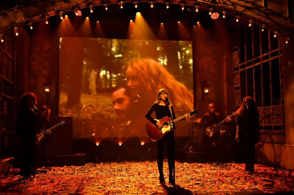 Taylor Swift Returns to &lsquo;SNL&rsquo; to Perform 10-Minute 'All Too Well' 9 Years After Initial Album Release