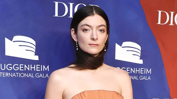 Um Lorde Just Wore Her Hair Scarf Red Carpet