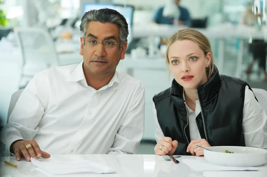 Amanda Seyfried Is Elizabeth Holmes Everything Know About Dropout Naveen Andrews