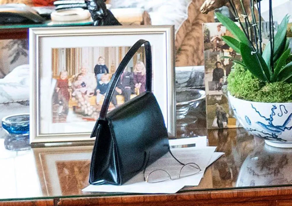 Aww Queen Elizabeth Subtly Shares Unseen Photo George Charlotte