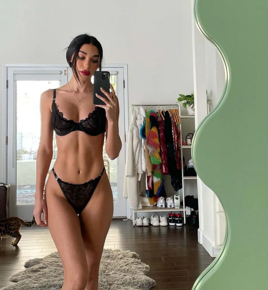 Chantel Jeffries Looks Unbelievable Black Lace Lingerie Pic