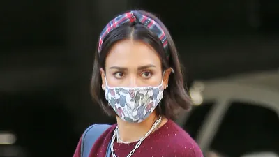 Jessica Alba New Chin Length Bob Is Winter Hair Goals