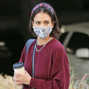 Jessica Alba New Chin Length Bob Is Winter Hair Goals