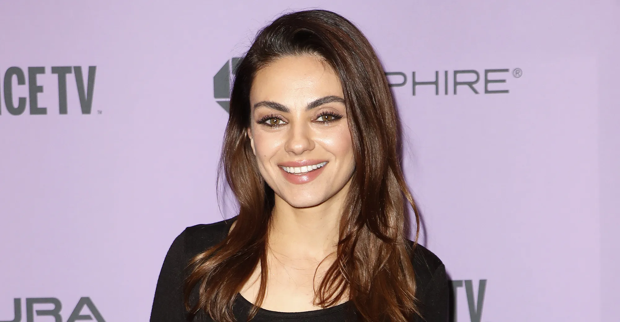 mila-kunis-jeans-sneakers-style