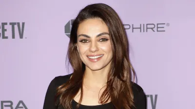 mila-kunis-jeans-sneakers-style