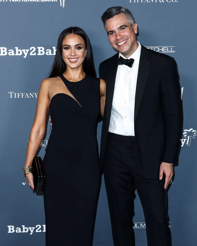 Jessica Alba and Cash Warren Adopt 2 Dogs Share Family of 5 Photo