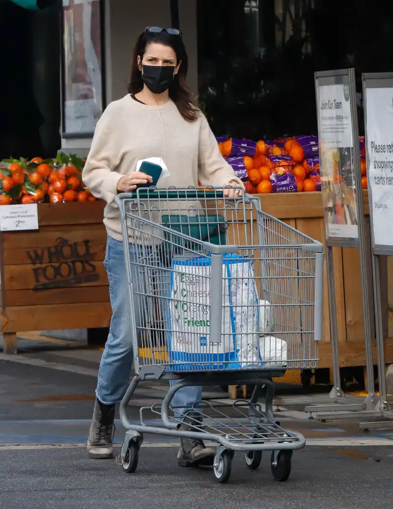 Neve Campbell They Go On Grocery Runs Just Like Us