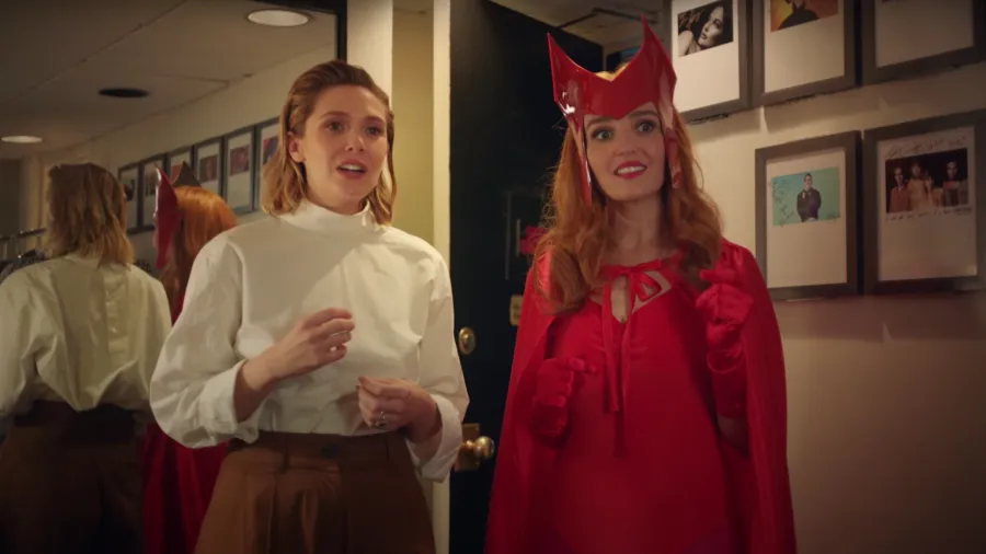 Elizabeth Olsen with Chole Fineman on SNL in May 2022