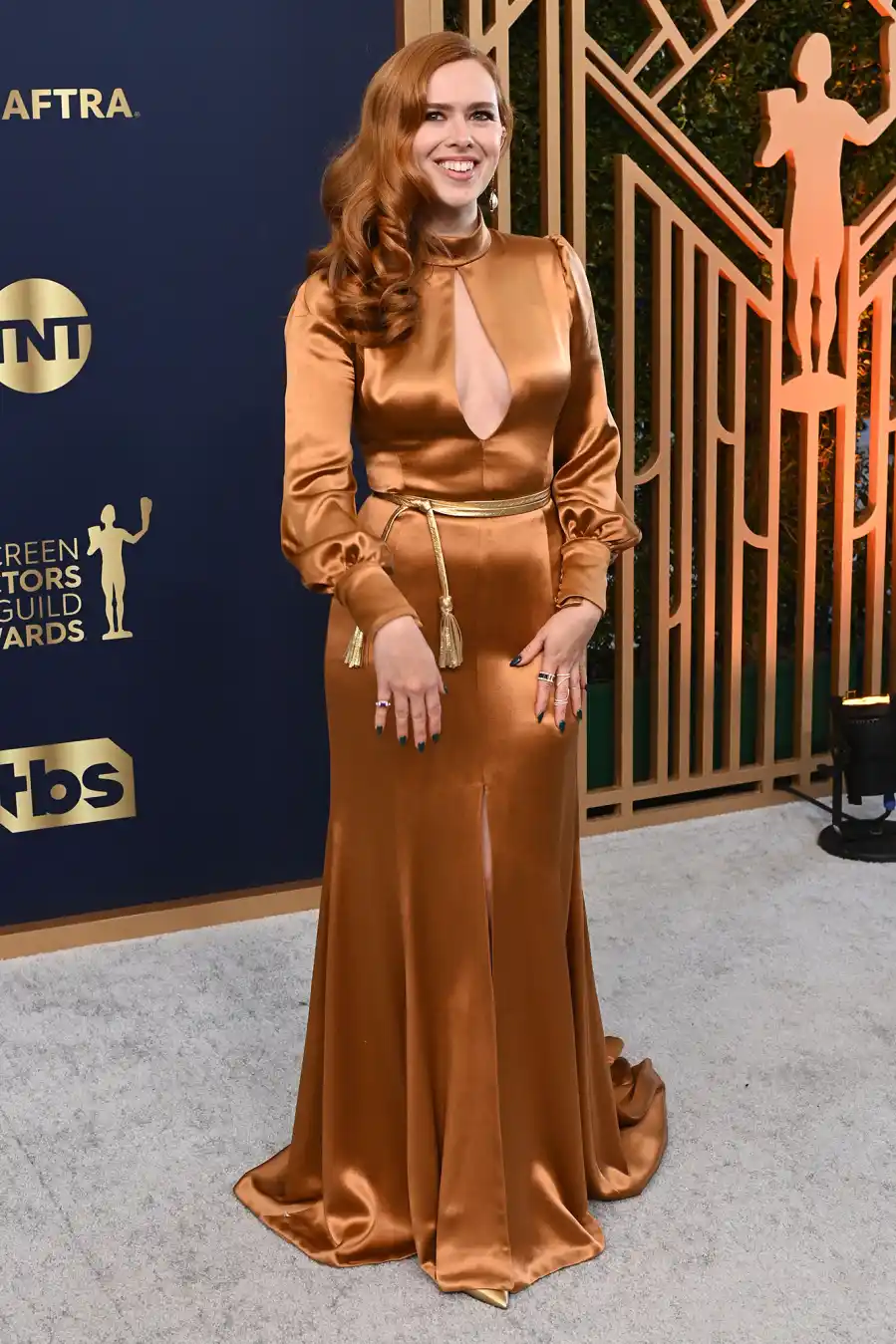 Elizabeth McLaughlin 02 Red Carpet Arrival SAG Awards 2022