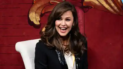 LOL! Jennifer Garner ‘Swatted’ Her Boyfriend Away During 1st Kiss