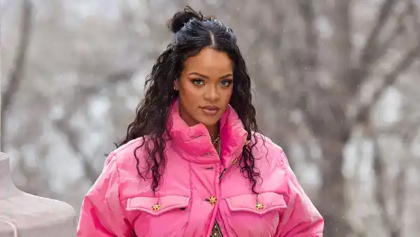 Pregnant Rihanna Shows Baby Bump Progress in Stunning Selfie Ahead of 1st Child Pink Coat Baby Bump