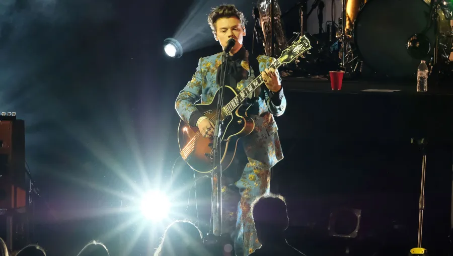 See Met Gala Host Harry Styles Sexiest Looks Through the Years September 2017 Greek Theatre