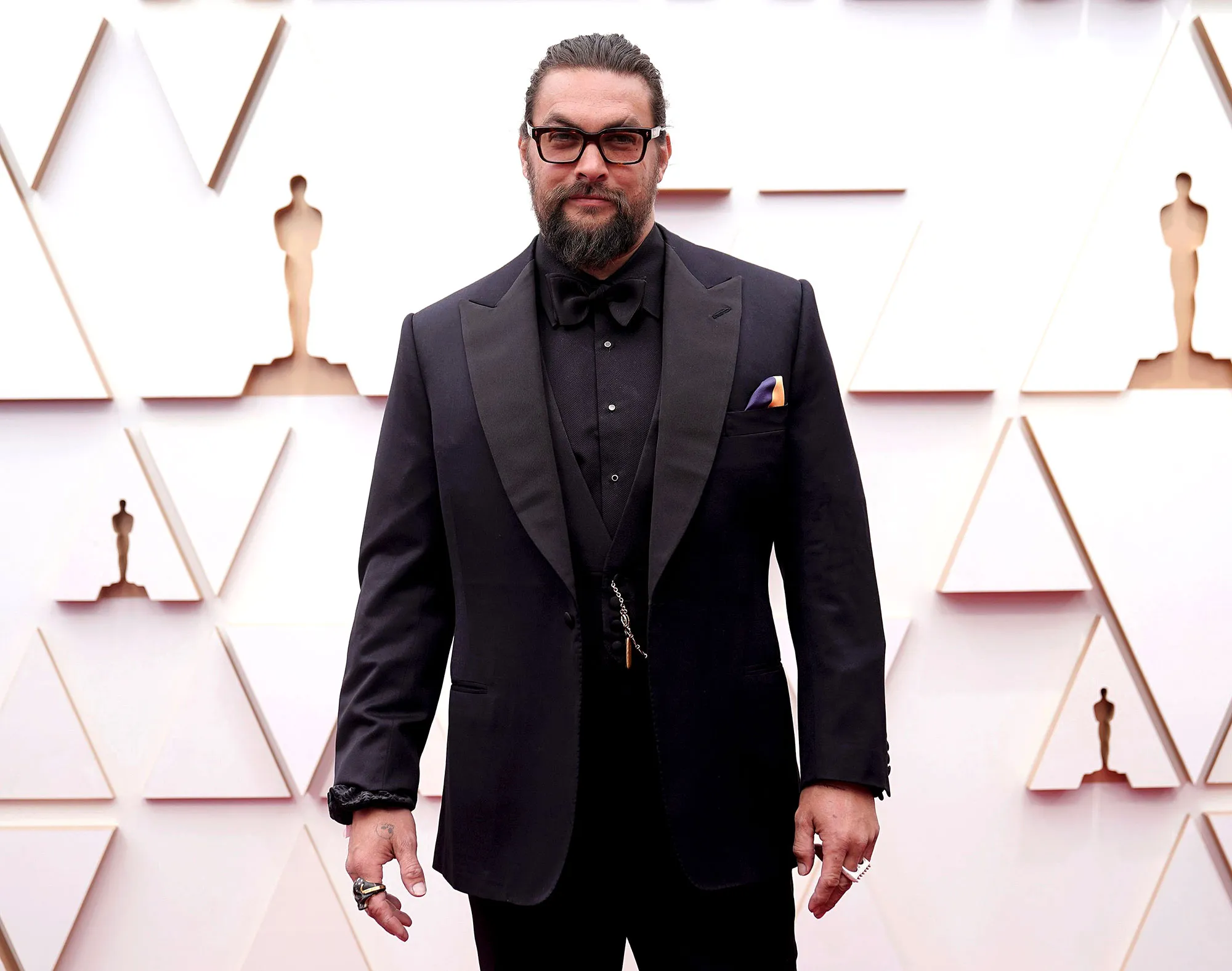 Jason Momoa Hits the 2022 Oscars Red Carpet Solo After Lisa Bonet Split 2