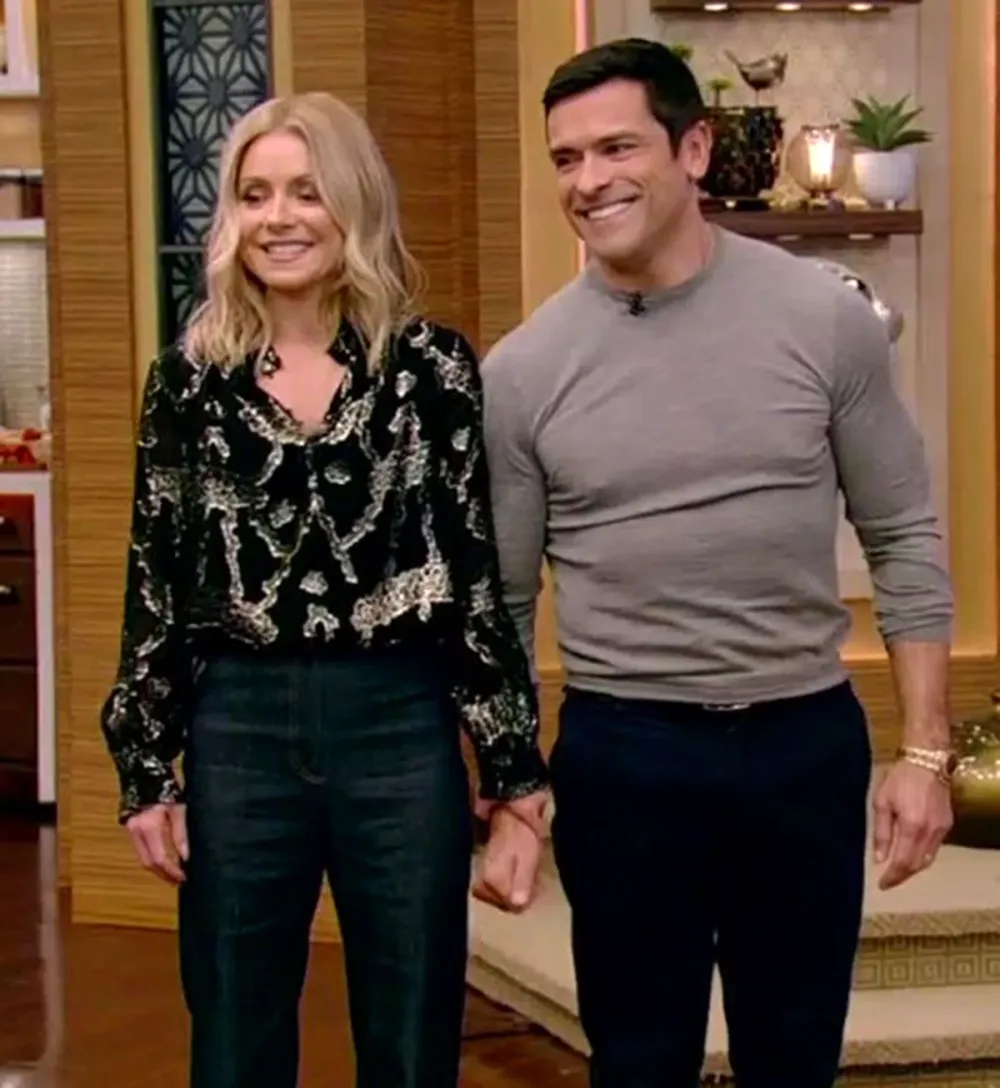 Kelly Ripa and Mark Consuelos Joke About the Unique Way They Hold Hands 3