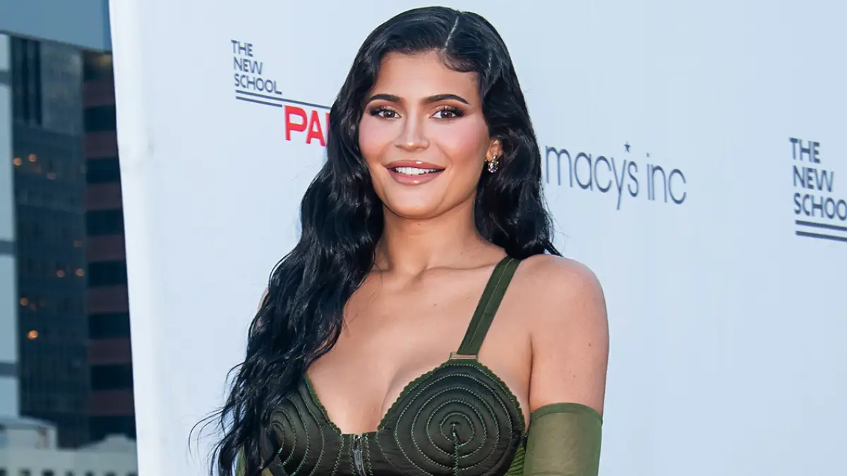 Kylie Jenner Gives Glimpse of Her Workout After Sharing Postpartum Struggles: Video