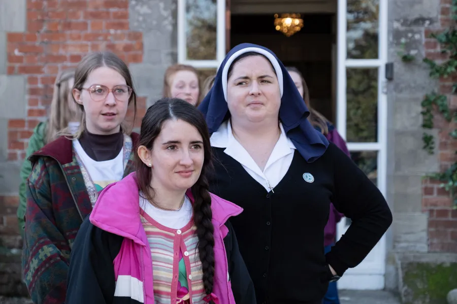 Leaving Londonderry Everything Know About Season 3 Derry Girls