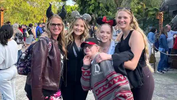 Sister Wives Christine Brown Janelle Brown Take Kids Family Trip Disney World Photos