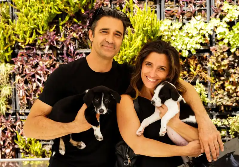 hot pics Gilles Marini and his wife Carole pups Wagmor Pets at Debbie Durkin’s ECOLUXE Pre-Oscars Luxury Lounge oscars