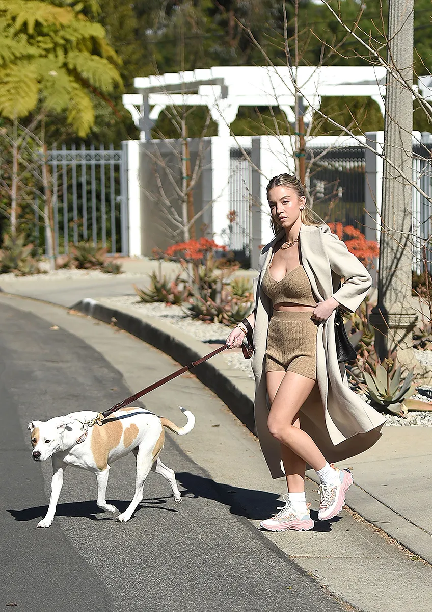 sydney-sweeney-sorel-sneakers