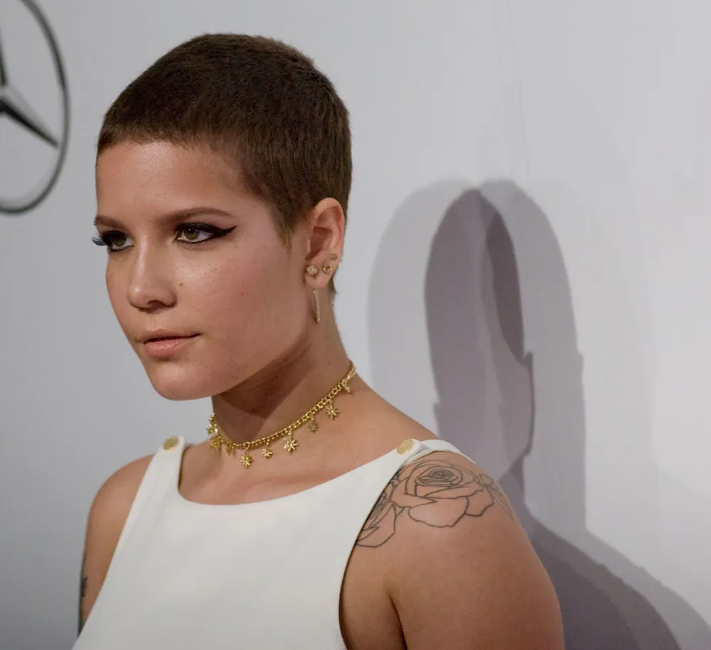 Halsey Reveals She Suffered a Miscarriage, Had to Perform Hours Later: I Didn&rsquo;t &ldquo;Feel Like a F&ndash;king Human Being&rdquo; 2016
