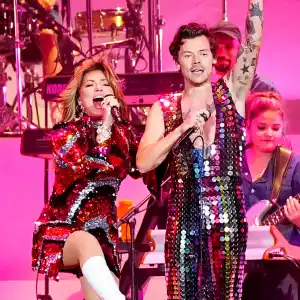 Harry Styles Duets With 'Starstruck' Shania Twain During Coachella Day 1, Debuts New Song