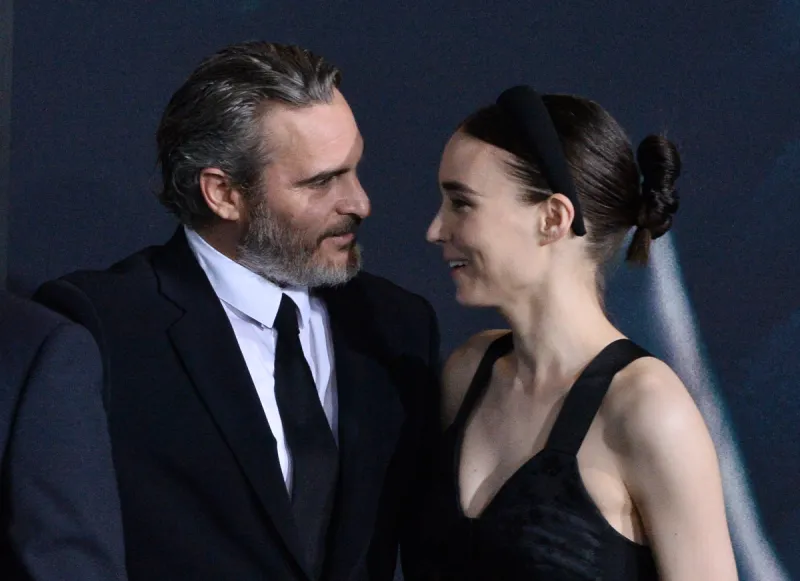 Joaquin-Phoenix-Rooney-Mara